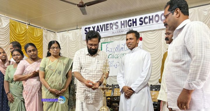 കരാഞ്ചിറ സെന്റ് സേവിയേഴ്സ് ഹൈസ്‌കൂളില്‍ നടന്ന വിജയോത്സവം ജില്ലാ പഞ്ചായത്ത് പ്രസിഡന്റ് വി.എസ്. പ്രിന്‍സ് ഉദ്ഘാടനം ചെയ്യുന്നു.