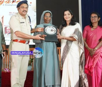 സെന്റ് ജോസഫ്‌സ് കോളജിലെ പൂര്‍വ്വ വിദ്യാര്‍ഥിനിയായ സിവില്‍ സര്‍വ്വീസ് ജേതാവ് ഗംഗാ ഗോപിക്ക് തൃശൂര്‍ റൂറല്‍ ജില്ലാ പോലീസ് മേധാവി ബി. കൃഷ്ണകുമാര്‍ ഐപിഎസ് സ്‌നേഹോപഹാരം നല്‍കുന്നു.