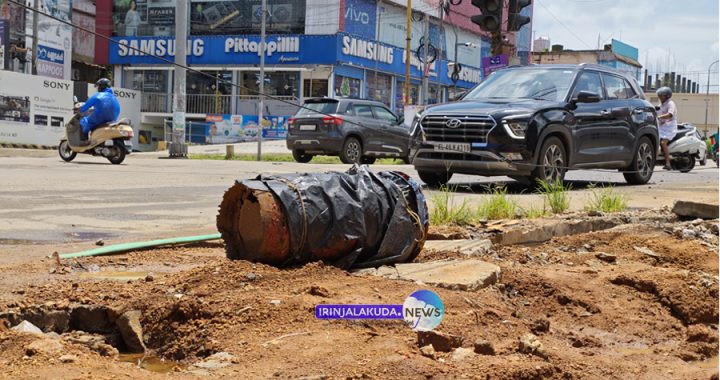 ഠാണാ ജംഗ്ഷനില്‍ സ്ഥാപിച്ചിരുന്ന തപാല്‍ പെട്ടി റോഡരികില്‍ ഉപേക്ഷിച്ച നിലയില്‍.
