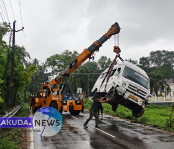 പുല്ലൂര്‍ തൊമ്മാന പാടത്തേക്ക് മറിഞ്ഞ ടെംപോ ട്രാവലര്‍ ക്രെയില്‍ ഉപായോഗിച്ച് ഉയര്‍ത്തുന്നു.
