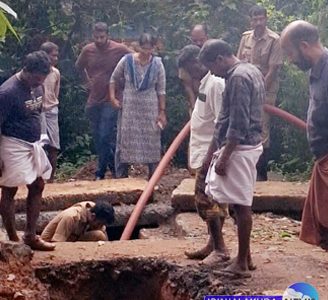 വാതില്‍മാടം പ്രദേശത്തെ വെള്ളക്കെട്ട് ഒഴിവാക്കുന്നതിന് റോഡില്‍ കുഴിയെടുത്ത് വെള്ളം പമ്പ് ചെയ്ത് മാറ്റുന്നു.