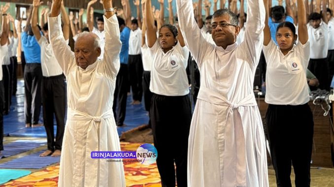 യോഗ ദിനത്തില്‍ ക്രൈസ്റ്റ് കോളജില്‍ നടന്ന ചടങ്ങില്‍ 90 വയസായ ക്രൈസ്റ്റ് കോളജ് മുന്‍ മാനേജര്‍ ഫാ. ജോണ്‍ തോട്ടാപിള്ളി സംയുക്ത യോഗാഭ്യാസ്യം നടത്തുന്നു, കോളജ് പ്രിന്‍സിപ്പല്‍ റവ.ഡോ. ജോളി ആന്‍ഡ്രൂസ് സമീപം.