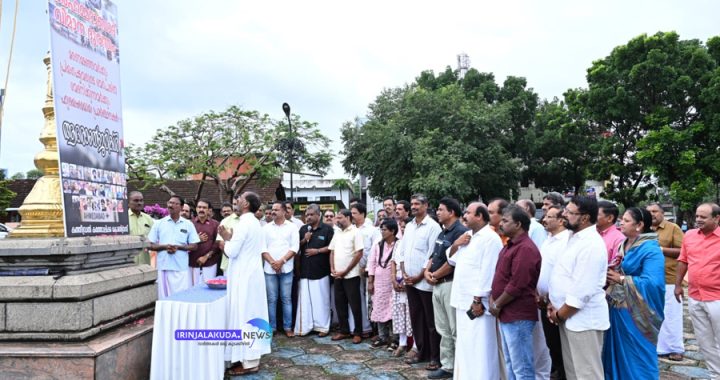 അഹമ്മദാബാദ് വിമാനപകടത്തില്‍ മരണമടഞ്ഞവര്‍ക്ക് ആദരാജ്ഞലികളര്‍പ്പിച്ചു സെന്റ് തോമസ് കത്തീഡ്രല്‍ കത്തോലിക്ക കോണ്‍ഗ്രസ് നടത്തിയ ചടങ്ങില്‍ കത്തീഡ്രല്‍ വികാരി റവ.ഡോ. ലാസര്‍ കുറ്റിക്കാടന്‍ അനുശോചന സന്ദേശം നല്‍കി പുഷ്പാര്‍ച്ചന നടത്തുന്നു.