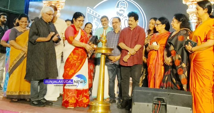 പ്രശസ്ത ചലച്ചിത്ര സംവിധായകന്‍ മോഹന്റെ അനുസ്മരണാര്‍ത്ഥം ഇരിങ്ങാലക്കുട പൗരാവലിയും മോഹന്‍ ഫൗണ്ടേഷനും സംയുക്തമായി സംഘിപ്പിച്ച ദൃശ്യമോഹനം 2015 ഉന്നത വിദ്യാഭ്യാസ സാമൂഹ്യനീതി വകുപ്പ് മന്ത്രി ഡോ. ആര്‍ ബിന്ദു ഉദ്ഘാടനം ചെയ്യുന്നു.
