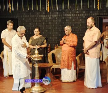 പതിനേഴാമത് ഗുരു അമ്മന്നൂര്‍ അനുസ്മരണ സമ്മേളനം കലാമണ്ഡലം മുന്‍ വൈസ് ചാന്‍സിലര്‍ ഡോ. കെ.ജി. പൗലോസ് ഉദ്ഘാടനം ചെയ്യുന്നു.
