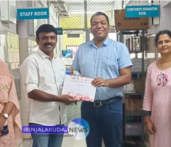 അമ്പത് തവണ രക്തം ദാനം ചെയ്ത ഷാജന്‍ ചക്കാലക്കലിന് തൃശൂര്‍ മെഡിക്കല്‍ കോളജില്‍ രക്തബാങ്കിന്റെ ചുമതലയുള്ള ഡോ. സജിത്ത് വിളമ്പല്‍ രക്തദാന സര്‍ട്ടിഫിക്കറ്റ് നല്‍കുന്നു