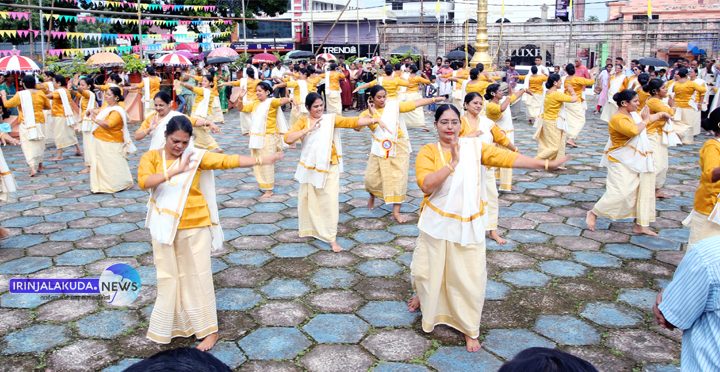 സെന്റ് തോമസ് കത്തീഡ്രലിലെ മാതൃവേദിയുടെ നേതൃത്വത്തില്‍ നടന്ന മെഗാ മാര്‍ഗംകളി.