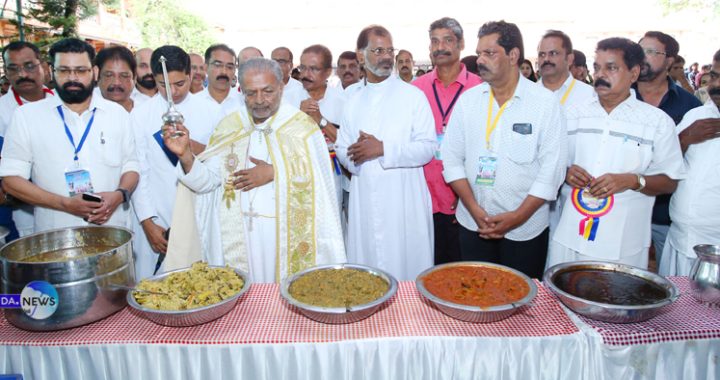 ഇരിങ്ങാലക്കുട സെന്റ് തോമസ് കത്തീഡ്രലിലെ ദുക്റാന തിരുനാളിനോടനുബന്ധിച്ച് നടന്ന ഊട്ടുനേര്‍ച്ചയുടെ വെഞ്ചരിപ്പ് ബിഷപ് മാര്‍ പോളി കണ്ണൂക്കാടന്‍ നിര്‍വഹിക്കുന്നു. കത്തീഡ്രല്‍ വികാരി റവ.ഡോ. ലാസര്‍ കുറ്റിക്കാടന്‍ സമീപം.