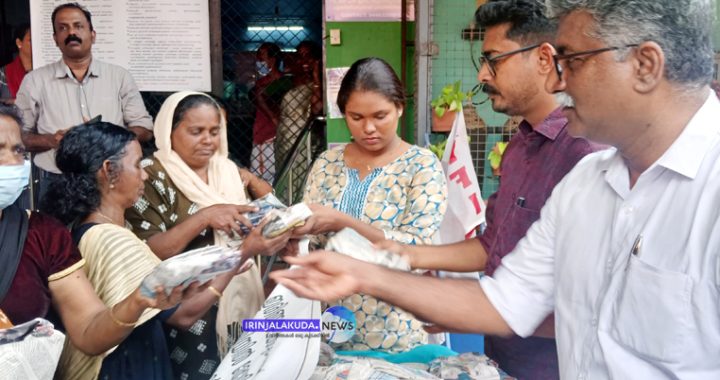 ഇരിങ്ങാലക്കുട ജനറലാശുപത്രിയില്‍ ഹൃദയപൂര്‍വം പദ്ധതി ഒമ്പതാം വാര്‍ഷികത്തില്‍ സിപിഎം ഏരിയാ സെക്രട്ടറി വി.എ. മനോജ് കുമാര്‍ പൊതിച്ചോര്‍ വിതരണം ഉദ്ഘാടനം ചെയ്യുന്നു.