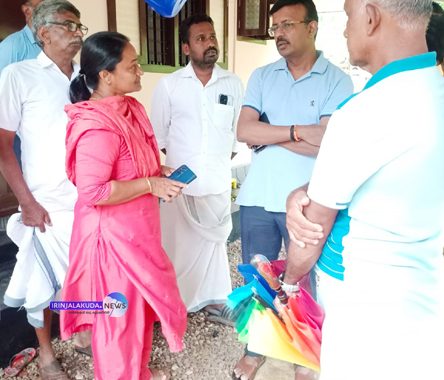 കിണറുകളില്‍ രാസമാലിന്യം കണ്ടത്തിയ കാട്ടൂര്‍ മിനി ഇന്റസ്ട്രിയല്‍ എസ്റ്റേറ്റിനു സമീപത്തെ വീടുകളില്‍ കേന്ദ്രമന്ത്രി സുരേഷ് ഗോപിയുടെ പ്രതിനിധി രാജേഷ് ആര്‍. നായര്‍ സന്ദര്‍ശിക്കുന്നു.