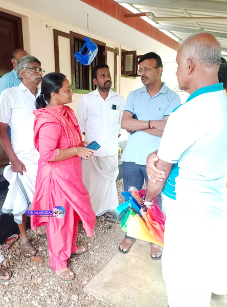 കിണറുകളില്‍ രാസമാലിന്യം കണ്ടത്തിയ കാട്ടൂര്‍ മിനി ഇന്റസ്ട്രിയല്‍ എസ്റ്റേറ്റിനു സമീപത്തെ വീടുകളില്‍ കേന്ദ്രമന്ത്രി സുരേഷ് ഗോപിയുടെ പ്രതിനിധി രാജേഷ് ആര്‍. നായര്‍ സന്ദര്‍ശിക്കുന്നു.