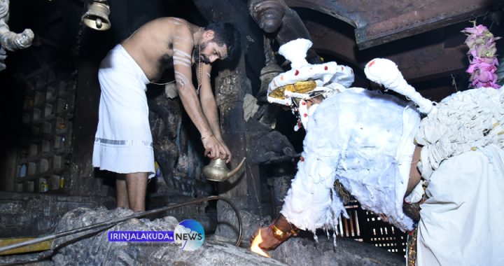 കൂടല്‍മാണിക്യം കൂത്തമ്പലത്തില്‍ അംഗുലീയാങ്കം കൂത്ത് പുറപ്പാട് അവതരിപ്പിച്ചശേഷം ഹനുമാന്‍ വേഷത്തില്‍ ഡോ. അമ്മന്നൂര്‍ രജനീഷ് ചാക്യാര്‍ തീര്‍ഥംവാങ്ങുന്നു.