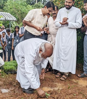 മാപ്രാണം ഹോളി ക്രോസ് ഹയര്‍ സെക്കന്‍ഡറി സ്‌കൂളില്‍ എന്‍എന്‍എസ് യൂണിറ്റ് ഓണത്തോടനുബന്ധിച്ച് ആരംഭിച്ച ചെണ്ടുമല്ലി കൃഷിയുടെ ഉദ്ഘാടനം സ്‌കൂള്‍ മാനേജര്‍ ഫാ. ജോണി മേനാച്ചേരി നിര്‍വഹിക്കുന്നു.