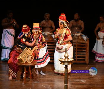 ബംഗളൂരുവിലെ രംഗശങ്കരയുടെ വേദിയില്‍ നടന്ന മൃച്ഛകടികം കൂടിയാട്ടത്തില്‍ വസന്തസേനയായി കപില വേണുവും രോഹസേനനായി അരനും