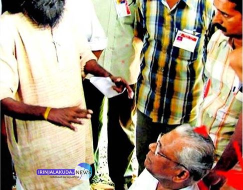 വി.എസ്. അച്യുതാനന്ദന്‍ മുരിയാട് കര്‍ഷക സമരപന്തലില്‍.