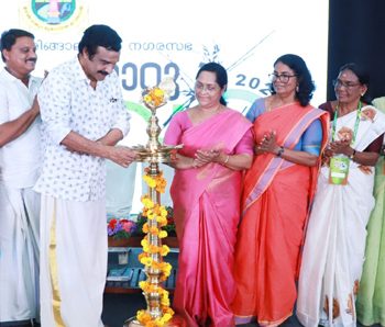 മുനിസിപ്പല്‍ മൈതാനിയില്‍ നടക്കുന്ന ഞാറ്റുവേല മഹോത്സവത്തിലെ വനിതാ സംഗമം സിനിമാതാരം ജയരാജ് വാര്യര്‍ ഉദ്ഘാടനം ചെയ്യുന്നു.