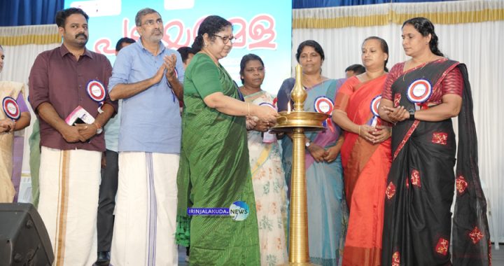 ഇരിങ്ങാലക്കുട- പുതുക്കാട് മണ്ഡലതല പട്ടയമേളയുടെ ഉദ്ഘാടന ചടങ്ങില്‍ മന്ത്രി ഡോ. ആര്‍. ബിന്ദു തിരി തെളിയിക്കുന്നു.