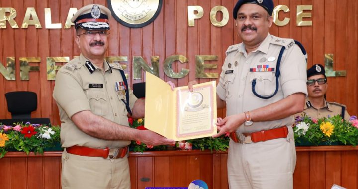 ചാലക്കുടി പോട്ട ബാങ്ക് കവര്‍ച്ചക്കേസിലെ അന്വേഷണ മികവിന് സംസ്ഥാന പോലീസ് മേധാവി ഡോ. ഷെയ്ഖ് ദര്‍വേഷ് സാഹിബ് അഭിനന്ദനവും മെറിറ്റോറിയസ് സര്‍വീസ് എന്‍ട്രി സര്‍ട്ടിഫിക്കറ്റും റൂറല്‍ ജില്ലാ പോലീസ് മേധാവി ബി. കൃഷ്ണകുമാറിന് നല്‍കുന്നു.