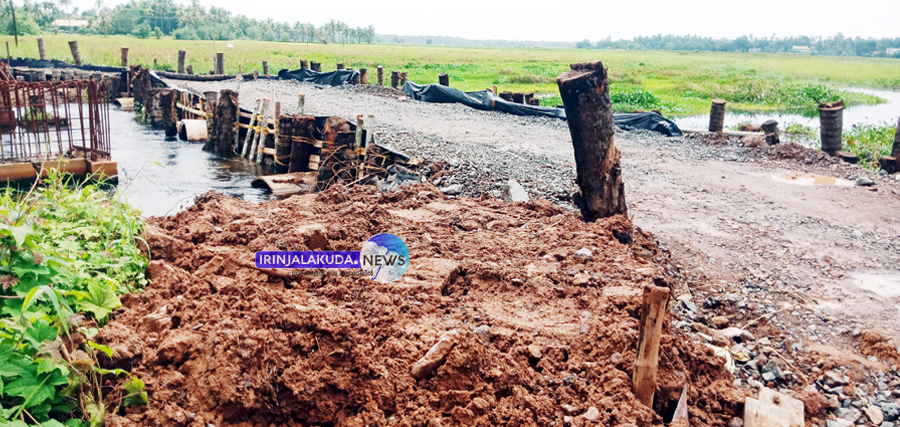 പുളിക്കലച്ചിറയിലെ പാലം നിര്‍മാണത്തിനുള്ള ബണ്ട് ബലപ്പെടുത്തുന്നതിന്‍റെ ഭാഗമായി പൈപ്പുകള്‍ സ്ഥാപിച്ച നിലയില്‍.