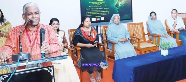 സെന്റ് ജോസഫ്‌സ് കോളജ് സംഘടിപ്പിക്കുന്ന രണ്ടാമത് ഋതു അന്താരാഷ്ട്ര പരിസ്ഥിതി ചലച്ചിത്രമേളയുടെ ഡെലിഗേറ്റ് പാസിന്റെയും ഫെസ്റ്റിവല്‍ ബാഗിന്റെയും വിതരണോദ്ഘാടനം നടനകൈരളി ഡയറക്ടറും കൂടിയാട്ട കലാകാരനുമായ വേണുജി നിര്‍വഹിക്കുന്നു.