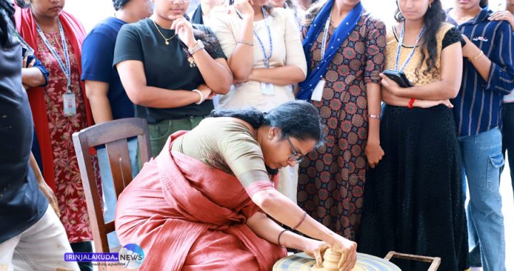 സെന്റ് ജോസഫ്സ് കോളജില്‍ ഋതു കാര്‍ണിവലിന്റെ ഭാഗമായി നടന്ന മണ്‍പാത്ര നിര്‍മാണം.
