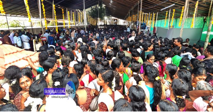 കൂടല്‍മാണിക്യ ക്ഷേത്രത്തില്‍ നാലമ്പലദര്‍ശനത്തിനെത്തിയ ഭക്തജനങ്ങളുടെ തിരക്ക്.