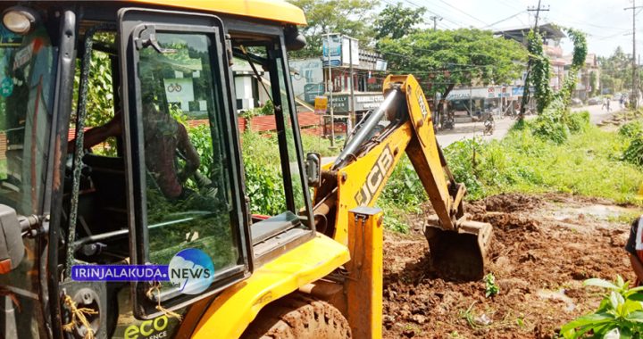 ഠാണാ - ചന്തക്കുന്ന് വികസനത്തിന്‍റെ ഭാഗമായി പൂതംകുളം ജംഗ്ഷനു സമീപം വൃത്തിയാക്കുന്നു.