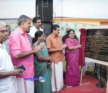 നവീകരിച്ച ആനന്ദപുരം-നെല്ലായി റോഡ് ഉദ്ഘാടനത്തിന്റെ ശിലാഫലകം മന്ത്രി ഡോ. ആര്‍. ബിന്ദു അനാഛാദനം ചെയ്യുന്നു.