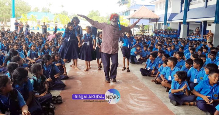 ലഹരിവിരുദ്ധ സന്ദേശവുമായി ഭാരതീയ വിദ്യാഭവന്‍ സ്‌കൂളില്‍ തൃശൂര്‍ രംഗചേതന അവതരിപ്പിച്ച ജീവിതം ലഹരി എന്ന ഏകാംഗ നാടകം കെ.വി. ഗണേഷ് അവതരിപ്പിക്കുന്നു.