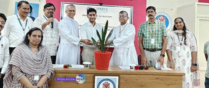 ക്രൈസ്റ്റ് കോളജില്‍ ബോട്ടണി ഡിപ്പാര്‍ട്‌മെന്റ് സംഘടിപ്പിക്കുന്ന ബയോഇന്‍ഫര്‍മാറ്റിക്‌സ് വിഷയത്തില്‍ ദ്വിദിന ദേശീയ ശില്പശാല കോളജ് പ്രിന്‍സിപ്പല്‍ റവ.ഡോ. ജോളി ആന്‍ഡ്രൂസ് ഉദ്ഘടനം നിര്‍വഹിക്കുന്നു.