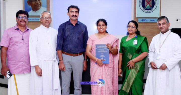 ഭിന്നശേഷി അധ്യാപകരെ അധികരിച്ചുള്ള ഗവേഷണ പ്രബന്ധം ക്രൈസ്റ്റ് കോളജില്‍ അവതരിപ്പിക്കുവാന്‍ നേതൃത്വം നല്‍കിയ ക്രൈസ്റ്റ് കോളജിലെ കൊമേഴ്‌സ് വിഭാഗത്തിലെ അധ്യാപിക ഡോ. ജോഷീന മാര്‍ട്ടിന്‍, കേരളവര്‍മ്മ കോളജിലെ അധ്യാപിക എ.ഒ. ഫെമി എന്നിവര്‍ ക്രൈസ്റ്റ് കോളജ് പ്രിന്‍സിപ്പല്‍ റവ.ഡോ ജോളി ആന്‍ഡ്രൂസിനൊപ്പം.