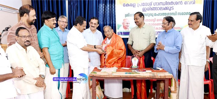 ഗാന്ധി ദര്‍ശന്‍ വേദിയുടെ സമാദരണപരിപാടിയില്‍  സി.പി. മാത്യു മാസ്റ്റര്‍ മെമ്മോറിയല്‍ ഗാന്ധിയന്‍ സാമൂഹ്യ സേവന പുരസ്‌കാരം ഗാന്ധിയനും, മുന്‍ നഗരസഭ ഉപാധ്യക്ഷനുമായ കെ. വേണുഗോപാലിന് കെപിസിസി മുന്‍ ജനറല്‍ സെക്രട്ടറി എം.പി. ജാക്‌സണ്‍ സമര്‍പ്പിക്കുന്നു.