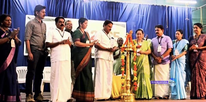 നഗരസഭ സംസ്ഥാന സര്‍ക്കാരിന്റെയും വിജ്ഞാനകേരളം ജനകീയ കാമ്പയിന്റെയും ഭാഗമായി കുടുംബശ്രീയുടെ സഹകരണത്തോടെ നടന്ന പ്രാദേശിക തൊഴില്‍മേള ചെയര്‍പേഴ്‌സണ്‍ മേരിക്കുട്ടി ജോയ് ഉദ്ഘാടനം ചെയ്യുന്നു.