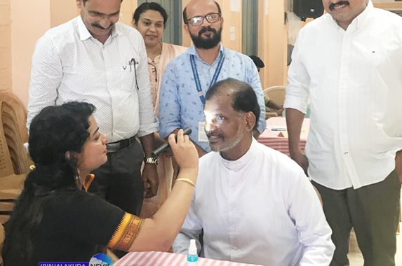 ഇരിങ്ങാലക്കുട സെന്റ് മേരീസ് ഹയര്‍ സെക്കന്‍ഡറി സ്‌കൂളിന്റെ രജത ജൂബിലി ആഘോഷങ്ങളുടെ ഭാഗമായി സംഘടിപ്പിച്ച നേത്ര ചികിത്സ ക്യാമ്പ് കത്തീഡ്രല്‍ വികാരിയും സ്‌കൂള്‍ മാനേജറുമായ റവ.ഡോ. ലാസര്‍ കുറ്റിക്കാടന്‍ ഉദ്ഘാടനം ചെയ്യുന്നു.
