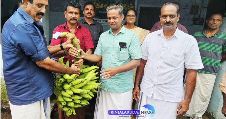 കേന്ദ്ര ഗവണ്‍മെന്റിന്റെ സാമ്പത്തിക സഹായത്തോടെ പ്രവര്‍ത്തിച്ചുവരുന്ന മൈത്രി ഇരിങ്ങാലക്കുട ഫാര്‍മര്‍ പ്രെഡ്യൂസര്‍ കമ്പനിയുടെ ആഭിമുഖ്യത്തിലുള്ള കര്‍ഷക വിപണിയുടെ ഉദ്ഘാടനം വല്ലച്ചിറ പഞ്ചായത്ത് പ്രസിഡന്റ് എന്‍. മനോജ് നിര്‍വ്വഹിക്കുന്നു.