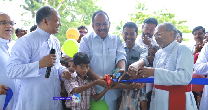 വെളയനാട് സെന്റ് മേരീസ് എല്‍പി സ്‌കൂളിലെ പുതിയ കെട്ടിടത്തിന്റെ ഉദ്ഘാടനച്ചടങ്ങില്‍ ബിഷപ്പ് മാര്‍ പോളി കണ്ണൂക്കാടന്‍, ബെന്നി ബഹനാന്‍ എംപി എന്നിവര്‍ ചേര്‍ന്ന് ഉദ്ഘാടനം ചെയ്യുന്നു.
