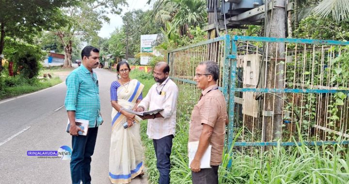 ഇരിങ്ങാലക്കുട ആര്‍ഡിഒ പി. ഷിബു, മുകുന്ദപുരം താലൂക്ക് ഡെപ്യൂട്ടി തഹസില്‍ദാര്‍ എ.വി. സജിത എന്നിവരോട് ഭൂമി സംബന്ധിച്ച കാര്യങ്ങള്‍ വിശദീകരിക്കുന്ന വില്ലേജ് ഓഫീസര്‍ പി.എസ്. സുജിത്ത്.
