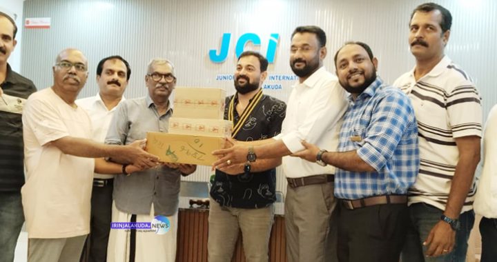 ജെസിഐ സൗജന്യമായി നല്‍കുന്ന മരുന്ന് വിതരണത്തിന്റെ ഉദ്ഘാടനം ജെസിഐ സോണ്‍ പ്രസിഡന്റ് മെജോ ജോണ്‍സണ്‍ ആര്‍ദ്രം പാലിയേറ്റിവ് കെയര്‍ സെക്രട്ടറി ടി.എല്‍.ജോര്‍ജിന് മരുന്ന് കിറ്റുകള്‍ നല്‍കി നിര്‍വഹിക്കുന്നു.
