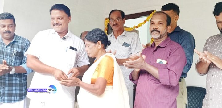 കരുതലിന്റെ കൈത്താങ്ങ്..... ബിരിയാണി ചലഞ്ചിലൂടെ പണിപൂര്‍ത്തീകരിച്ച വീടിന്റെ താക്കോല്‍ദാനം നഗരസഭ വൈസ് ചെയര്‍മാന്‍ ബൈജു കുറ്റിക്കാന്‍ നിര്‍വഹിക്കുന്നു.