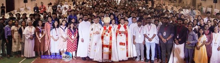 യുവജന വര്‍ഷത്തിന്റെ ഭാഗമായി  ഇരിങ്ങാലക്കുട രൂപതയില്‍ സംഘടിപ്പിച്ച സ്‌പെരാന്‍സ 2.0 മ്യൂസിക്കല്‍ റിട്രീറ്റില്‍ ബിഷപ്പ് മാര്‍ പോളി കണ്ണൂക്കാടന്‍ യുവജനങ്ങളൊടൊപ്പം.