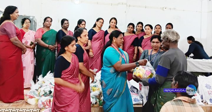 പൊറത്തിശേരി വാര്‍ഡ് 34 ലെ ഭദ്രദീപം കുടുംബശ്രീ അതിരപ്പിള്ളി വനമേഖലയിലെ ഉന്നതി ട്രൈബല്‍ സെറ്റില്‍മെന്‍റിലെ കുടുംബങ്ങള്‍ക്ക് സഹായം കൈമാറുന്നു.