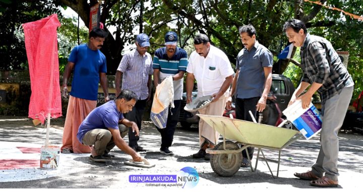 ക്രൈസ്റ്റ് നഗര്‍ റെസിഡന്‍റ്സ് അസോസിയേഷന്‍റെ നേതൃത്വത്തില്‍ ക്രൈസ്റ്റ് കോളജ് മുതല്‍ എകെപി ജംഗ്ഷന്‍ വരെയുള്ള റോഡിലെ കുഴികള്‍ അസോസിയേഷന്‍ ഭാരവാഹികള്‍ കോണ്‍ക്രീറ്റ്ചെയ്ത് അടയ്ക്കുന്നു.
