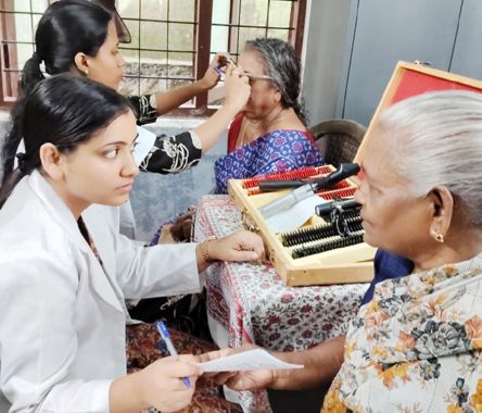 ഇരിങ്ങാലക്കുട മുനിസിപ്പാലിറ്റി വാര്‍ഡ് 31 അങ്കണവാടിയില്‍ വച്ച് സംഘടിപ്പിച്ച സൗജന്യ നേത്ര പരിശോധന തിമിര നിര്‍ണയ ക്യാമ്പ്.