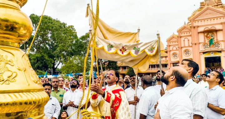 ഇരിങ്ങാലക്കുട സെന്റ് തോമസ് കത്തീഡ്രല്‍ ഇടവകയില്‍ സിഎല്‍സിയുടെ നേതൃത്വത്തില്‍ നടക്കുന്ന പരിശുദ്ധ കന്യകാമറിയത്തിന്റെ ജനന തിരുനാളിന്റെ കൊടിയേറ്റകര്‍മ്മം കത്തീഡ്രല്‍ വികാരി റവ.ഡോ. ലാസര്‍ കുറ്റിക്കാടന്‍ നിര്‍വ്വഹിക്കുന്നു.