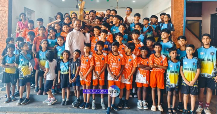 കേരള സ്റ്റേറ്റ് റോള്‍ ബോള്‍ ചാമ്പ്യന്‍ഷിപ്പില്‍ രണ്ടാം സ്ഥാനം നേടിയ തൃശൂര്‍ ജില്ലയിലെ സബ്ജൂനിയര്‍ ബോയ്‌സ് വിഭാഗം കുട്ടികള്‍ക്ക് ഇരിങ്ങാലക്കു സെന്റ് മേരീസ് സ്‌കൂളില്‍ സ്വീകരണം നല്‍കിയപ്പോള്‍.