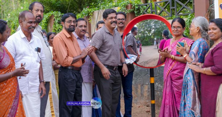 കൊരുമ്പിശേരി റെസിഡന്റ്‌സ് അസോസിയേഷന്റെ ആഭിമുഖ്യത്തില്‍ വിന്നേഴ്‌സ് ക്ലബ് ജംഗ്ഷനില്‍ സ്ഥാപിച്ച മൂന്ന് സിസിടിവി കാമറകളുടേയും, റോഡ് സുരക്ഷാ കോണ്‍വെക്‌സ് മിററുകളുടേയും ഉദ്ഘാടനം തൃശൂര്‍ റൂറല്‍ ജില്ല സ്‌പെഷ്യല്‍ ബ്രാഞ്ച് ഡിവൈഎസ്പി പി.ആര്‍. ബിജോയ് നിര്‍വഹിക്കുന്നു.
