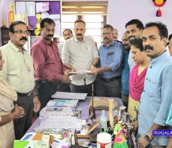 ഇരിങ്ങാലക്കുട മേഖലയിലെ ജീവനക്കാരില്‍നിന്ന് ശേഖരിച്ച നേത്രദാന സമ്മതപത്രങ്ങള്‍ ജോയന്റ് കൗണ്‍സില്‍ സംസ്ഥാന കമ്മിറ്റി അംഗം എ.എം. നൗഷാദ്, സംസ്ഥാന കൗണ്‍സില്‍ അംഗം എം.കെ. ഉണ്ണി എന്നിവര്‍ ചേര്‍ന്ന് ജനറല്‍ ആശുപത്രി സൂപ്രണ്ട് ഡോ. ശിവദാസിന് കൈമാറുന്നു.