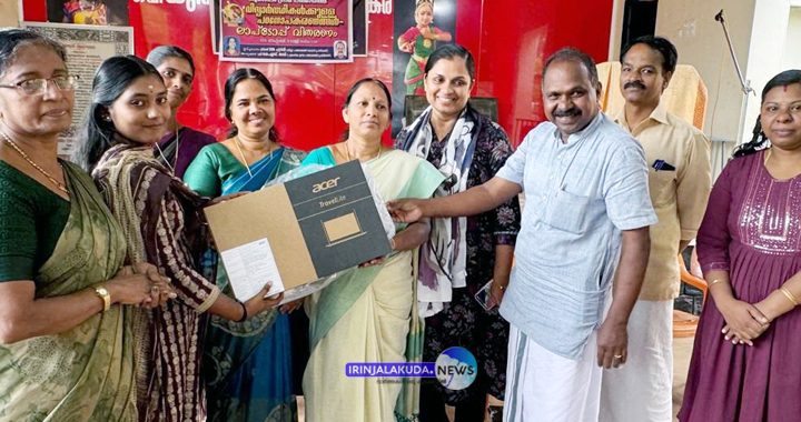 പൂമംഗലം പഞ്ചായത്തില്‍ പട്ടികജാതി വിഭാഗം വിദ്യാര്‍ഥികള്‍ക്കുള്ള ലാപ് ടോപിന്റെയും പഠനോപകരണങ്ങളുടെയും വിതരണോദ്ഘാടനം ജില്ലാ പഞ്ചായത്ത് വൈസ് പ്രസിഡന്റ് ലത ചന്ദ്രന്‍ നിര്‍വഹിക്കുന്നു.