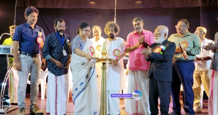 പുല്ലൂര്‍ ചമയം നാടകവേദിയുടെ പുല്ലൂര്‍ നാടകരാവ് 2025 ഉന്നത വിദ്യാഭ്യാസ മന്ത്രി ഡോ. ആര്‍. ബിന്ദു തിരി തെളിയിച്ചു ഉദ്ഘാടനം ചെയ്യുന്നു.