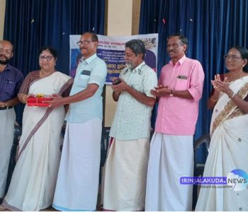 ഉന്നത വിദ്യാഭ്യാസ- സാമൂഹ്യ നീതി വകുപ്പു മന്ത്രി ഡോ. ആര്‍. ബിന്ദുവിന്റെ വികസന ഫണ്ടില്‍ നിന്നും 50,000 രൂപ അനുവദിച്ച് വാങ്ങിയ 300 പുസ്തകങ്ങള്‍ മാടായിക്കോണം ഗ്രാമീണവായനശാലക്ക് മന്ത്രി കൈമാറുന്നു.
